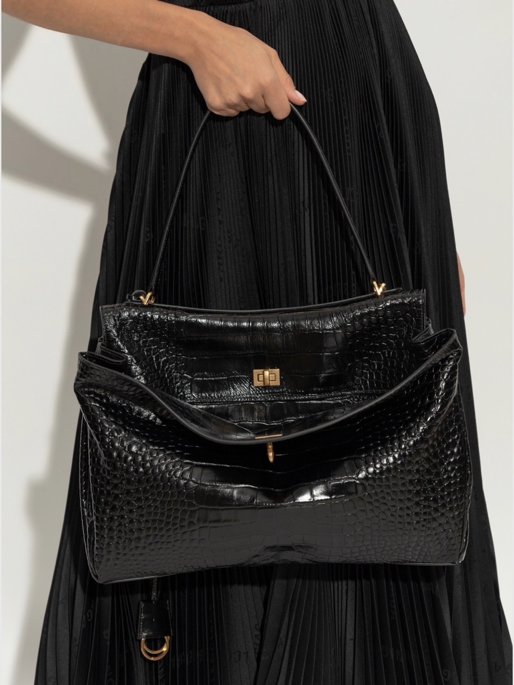 BALENCIAGA
Rodeo Large Handbag Crocodile Embossed - Picture 13 of 13